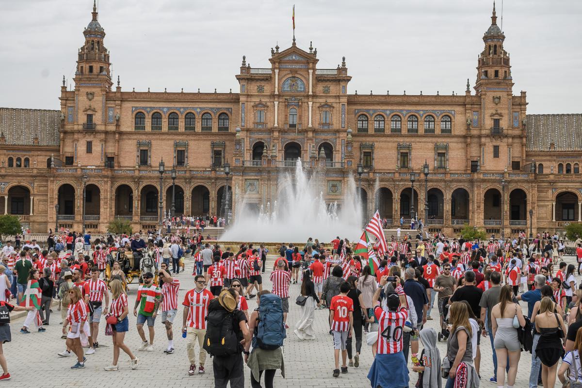 Aficiones de Athletic y Mallorca llenan de colorido y fiesta el centro de Sevilla