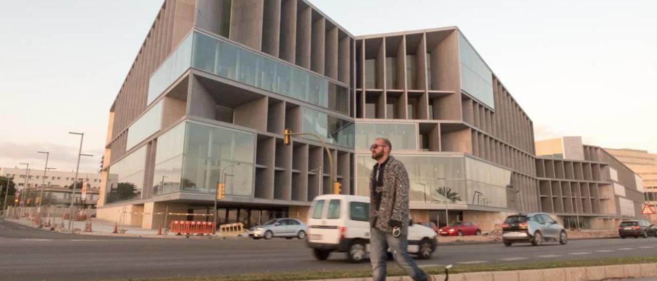 Un perro gira la cara al pasar por delante del Palacio de Congresos de Palma.