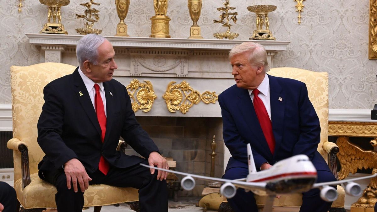 7 de abril de 2025, EE. UU., Washington: El primer ministro israelí, Benjamin Netanyahu (izq.), se reúne con el presidente estadounidense, Donald Trump, en el Despacho Oval de la Casa Blanca