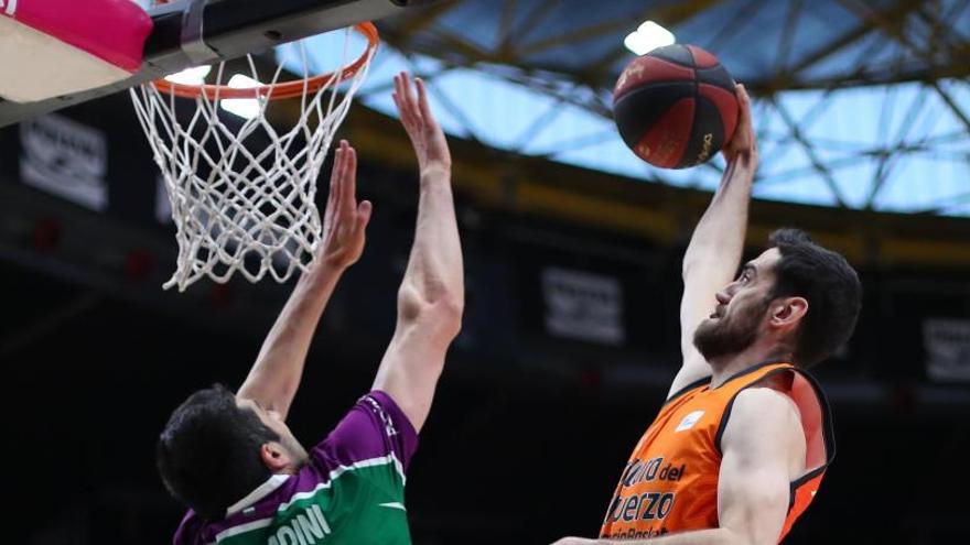 Joan Sastre realiza un mate con el Valencia Basket.