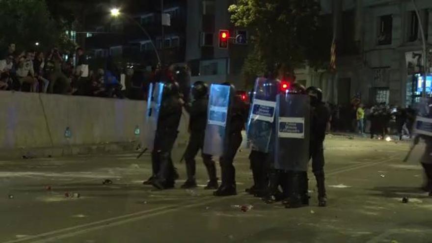 Batalla campal davant la Subdelegació de Girona entre manifestants i antidisturbis de Mossos i Policia Nacional