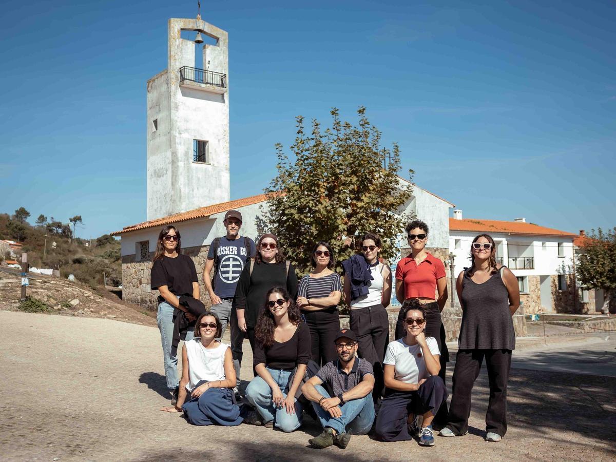 Una imagen de familia delante de la iglesia de San Xaquín, en la isla de Ons.