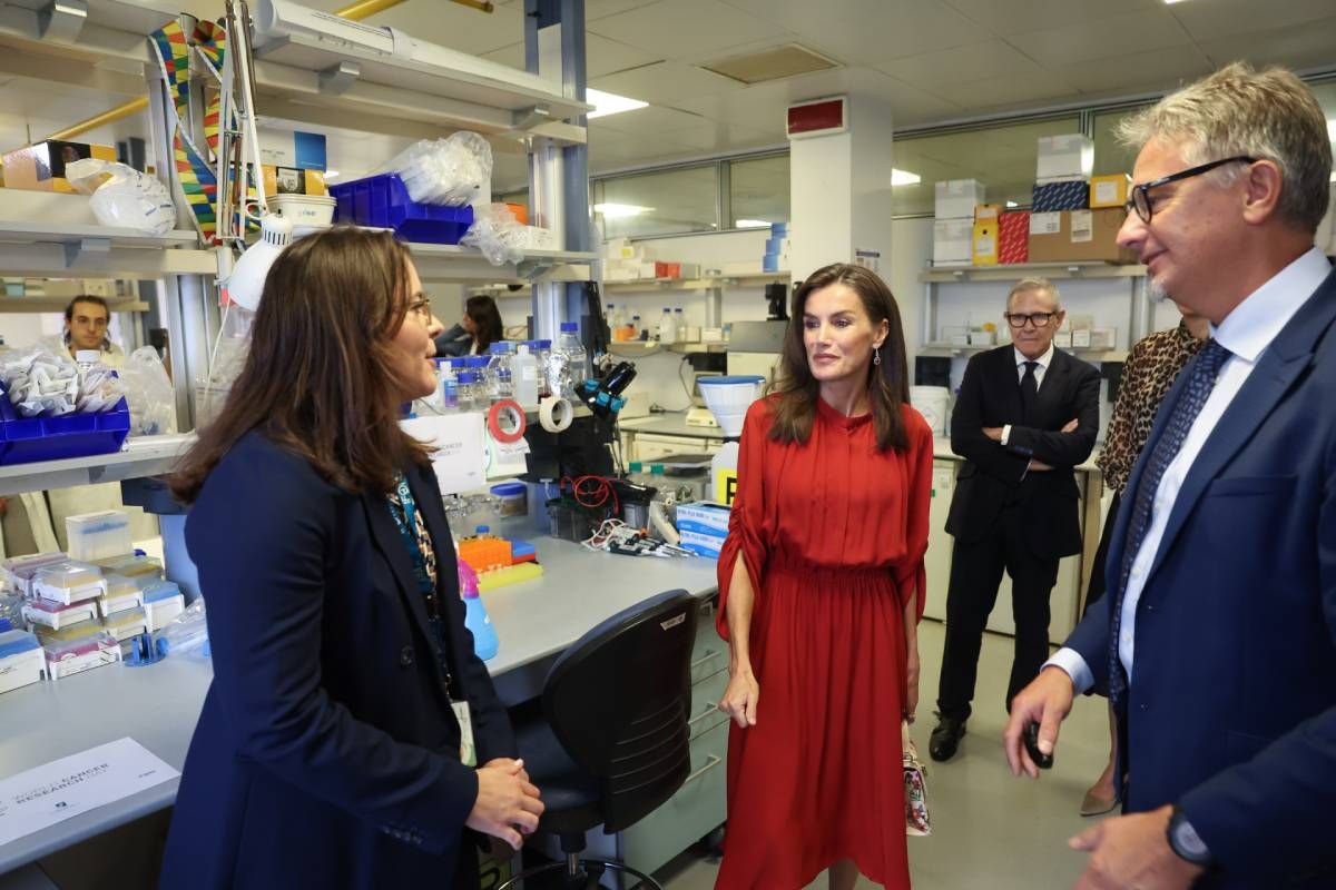 La reina Letizia con vestido de Salvatore Ferragamo y bolso de Furla en Milán