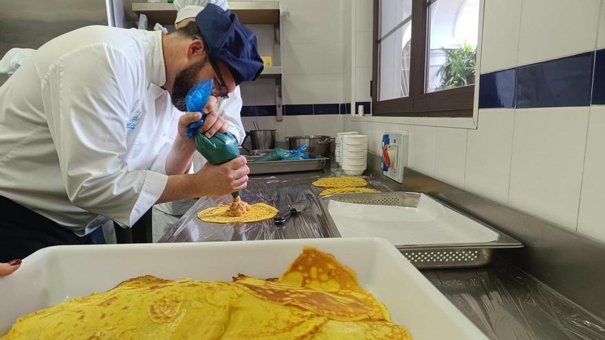 Antiguos alumnos participan en la elaboración del menú de La Fonda con motivo de su XXX aniversario