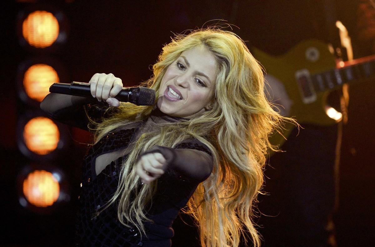 Colombian singer Shakira performs during the 2014 Echo Music Awards in Berlin March 27, 2014. Established in 1992, the German Phonographic Academy honours national and international artists with the Echo German music prize.                          REUTERS/Johannes Eisele/Pool (GERMANY  - Tags: ENTERTAINMENT)