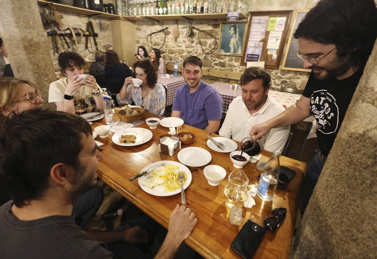 Clientes disfrutando de los platos típicos de Finca Filgueira y sus vinos caseros, ayer sábado a mediodía.