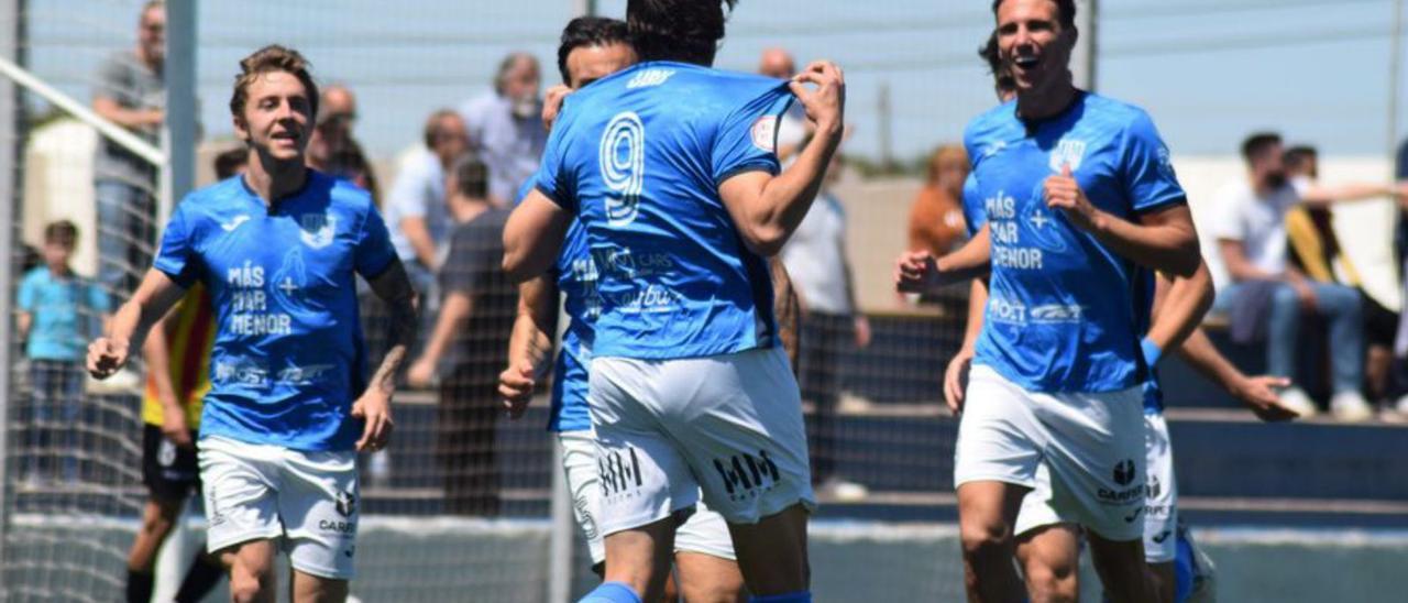 Edu Ubis celebrando ayer su décimo gol esta temporada.  | PRENSA MAR MENOR