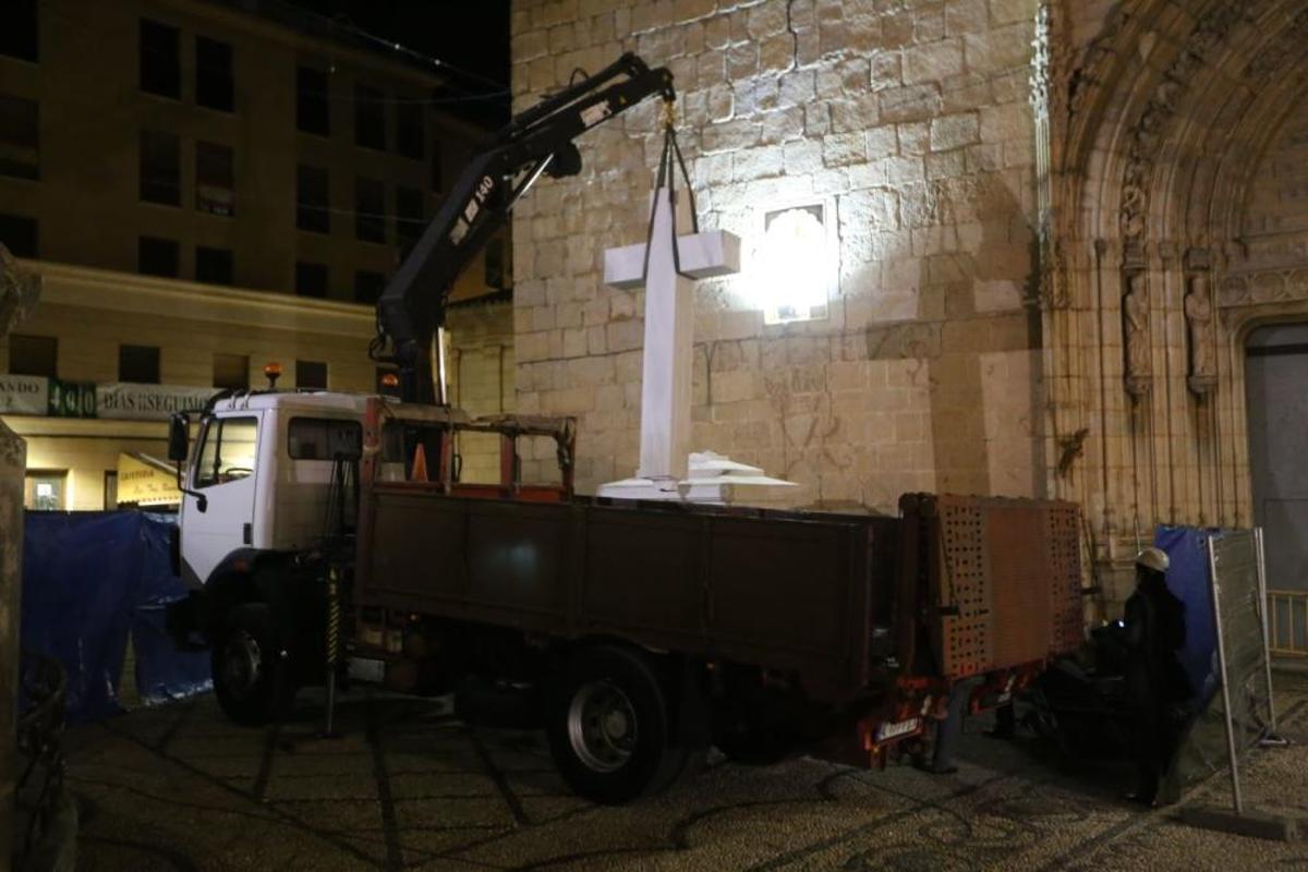 Los operarios han comenzado a las cuatro de la mañana cortando la cruz desde la base con la Guardia Civil impidiendo el paso a vecinos  en contra y a favor de la intervención