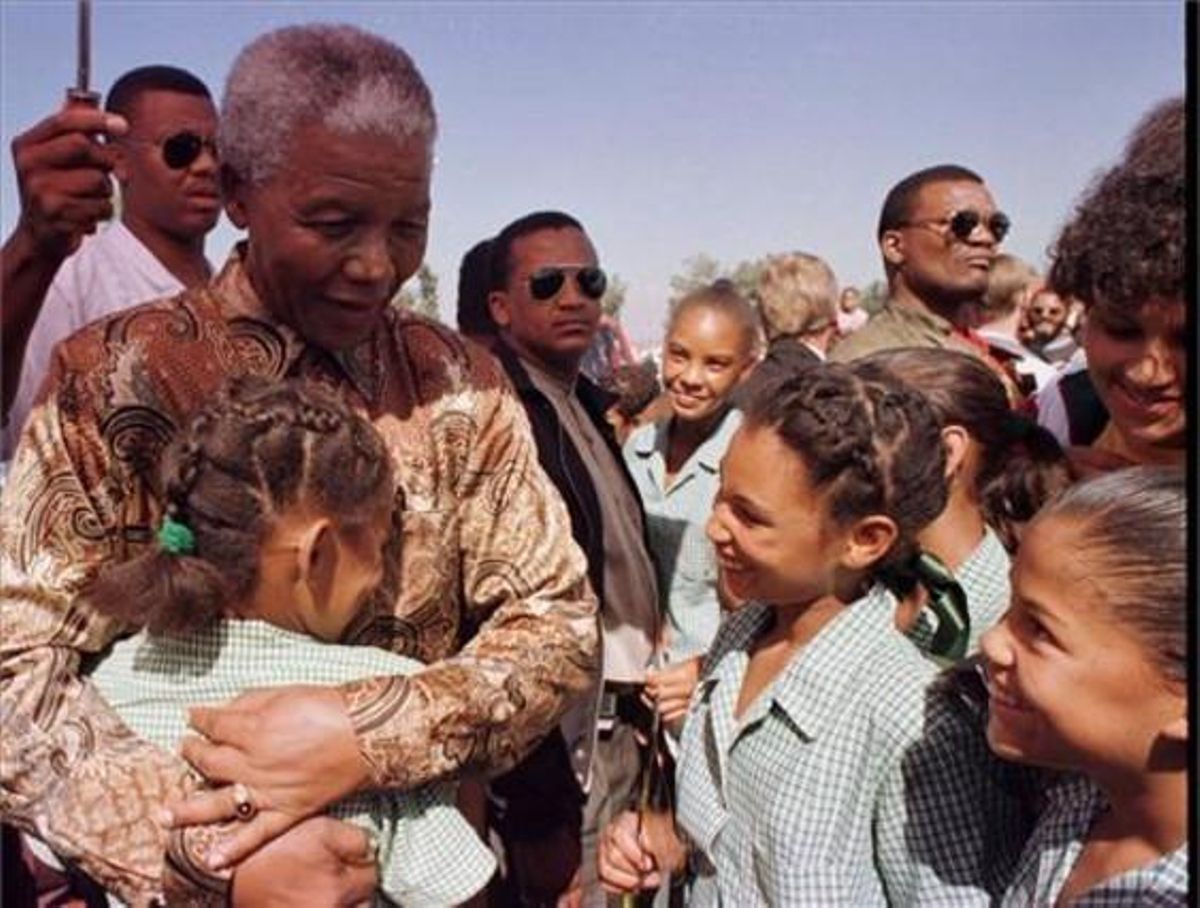 Nelson Mandela abraça una nena de 13 anys que s’havia desmaiat mentre esperava un míting del líder sud-africà.