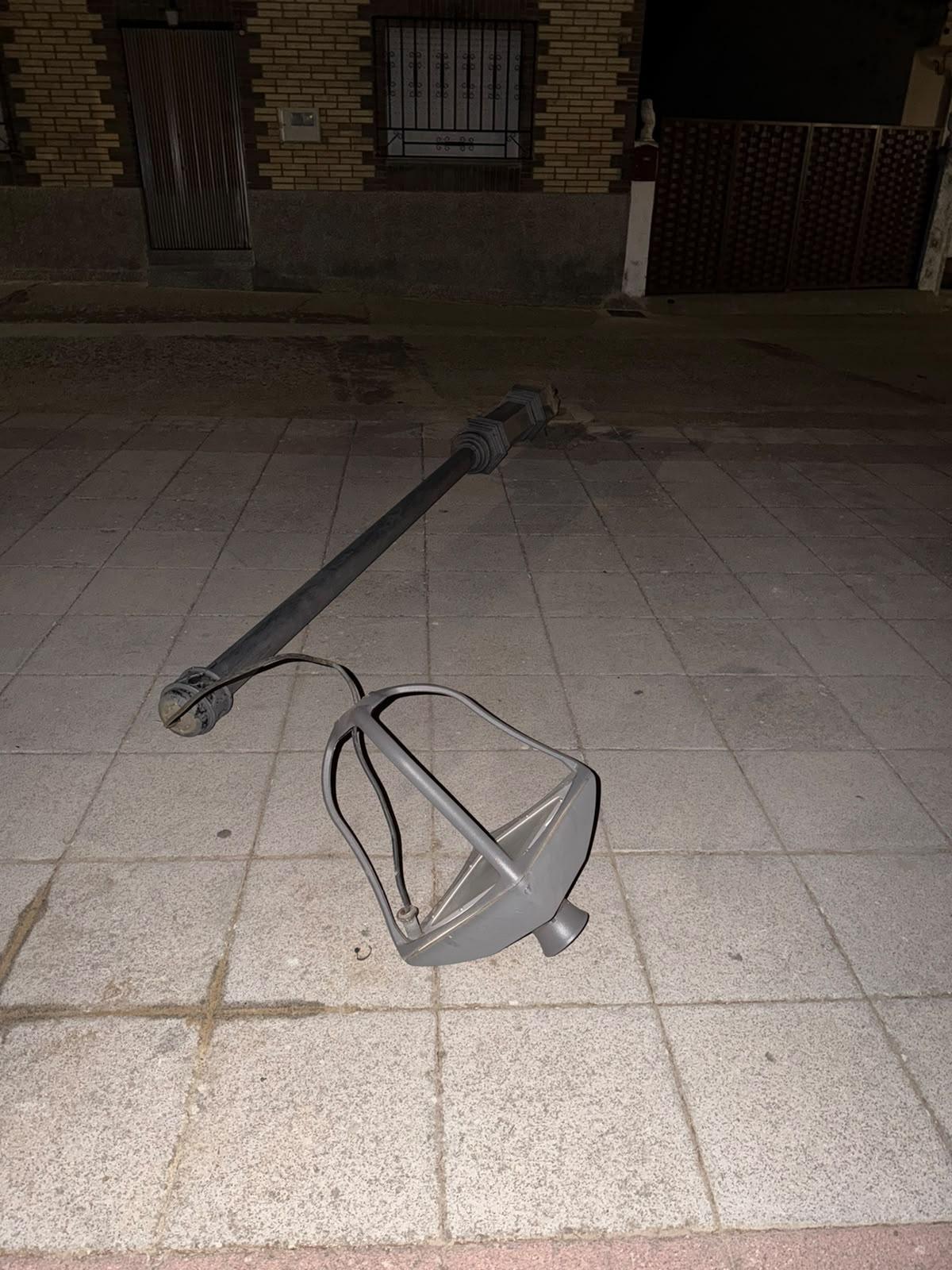 Indignación en Jambrina tras arrancar de raíz una farola de hierro fundido de gran valor sentimental.
