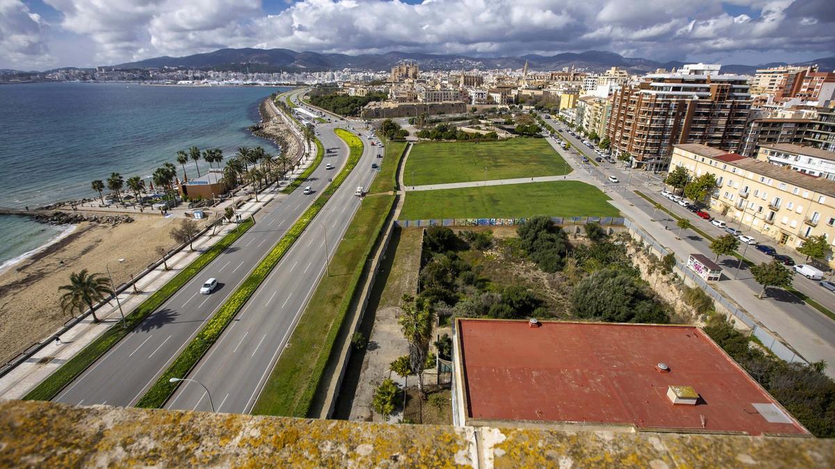 Parcelas en las que se construirá el párking subterráneo y los equipamientos vistas desde la azotea de GESA.