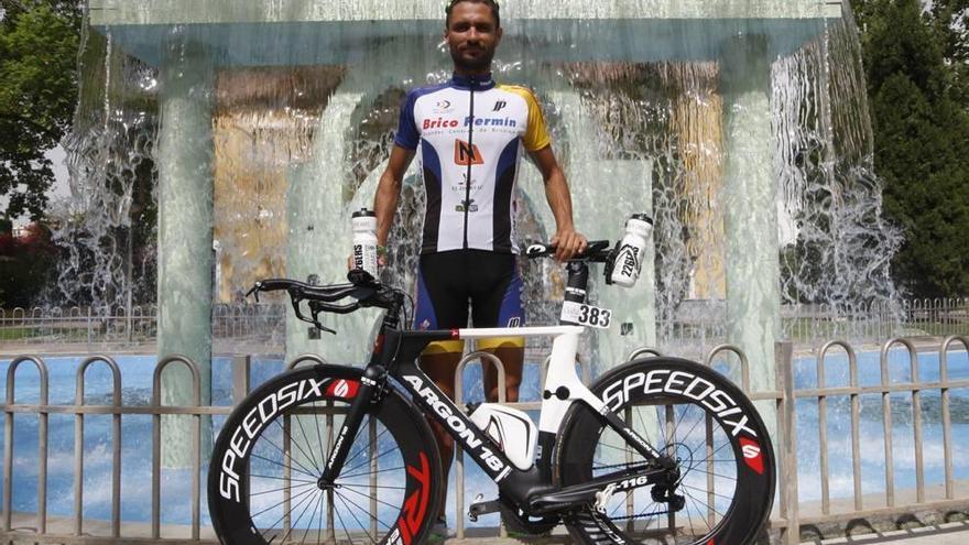 El campeón posa sonriente en Murcia con la bicicleta que le dio el triunfo