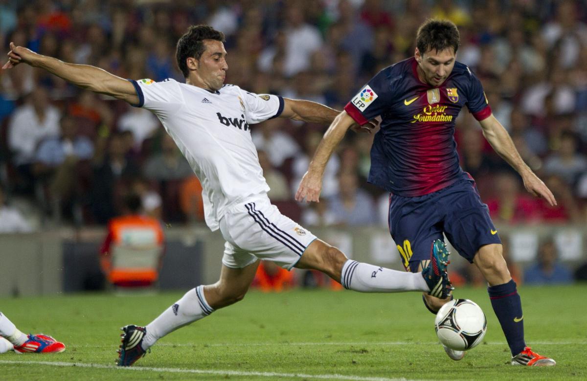 Arbeloa y Messi en un clásico.