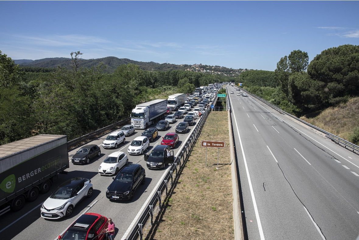 L'AP-7 acumula fins a 14 quilòmetres a Maçanet per un accident