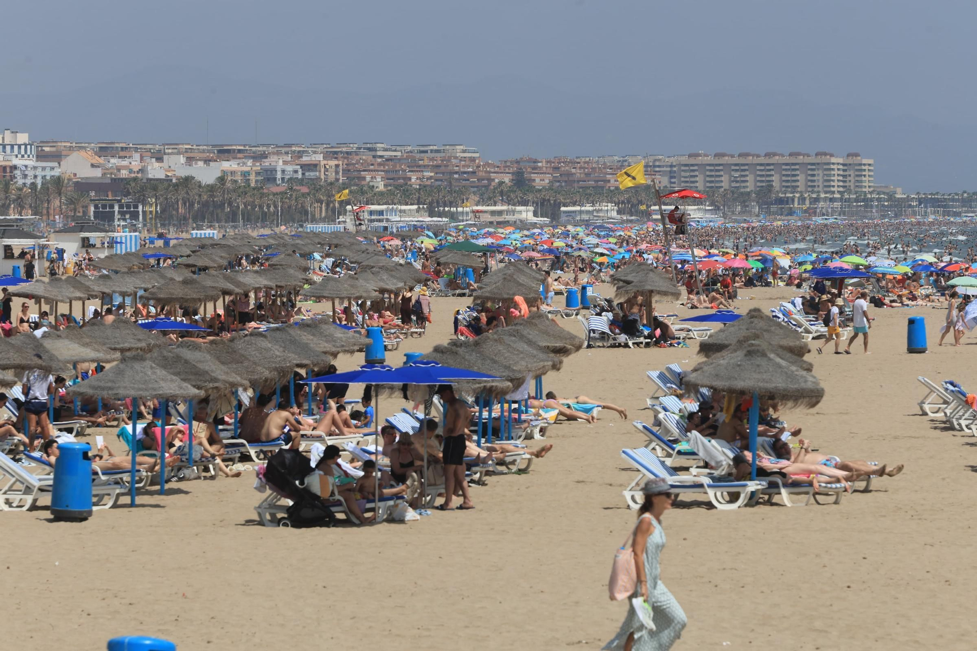 Lleno en la playa de València en un domingo con más de 30 grados