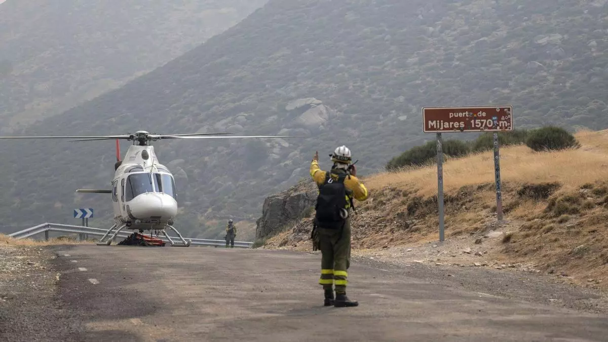Lucha contrarreloj para controlar el incendio de la sierra oeste de Madrid y Ávila: cinco días de fuego, 90.000 desplazados y la amenaza de otra ola de calor
