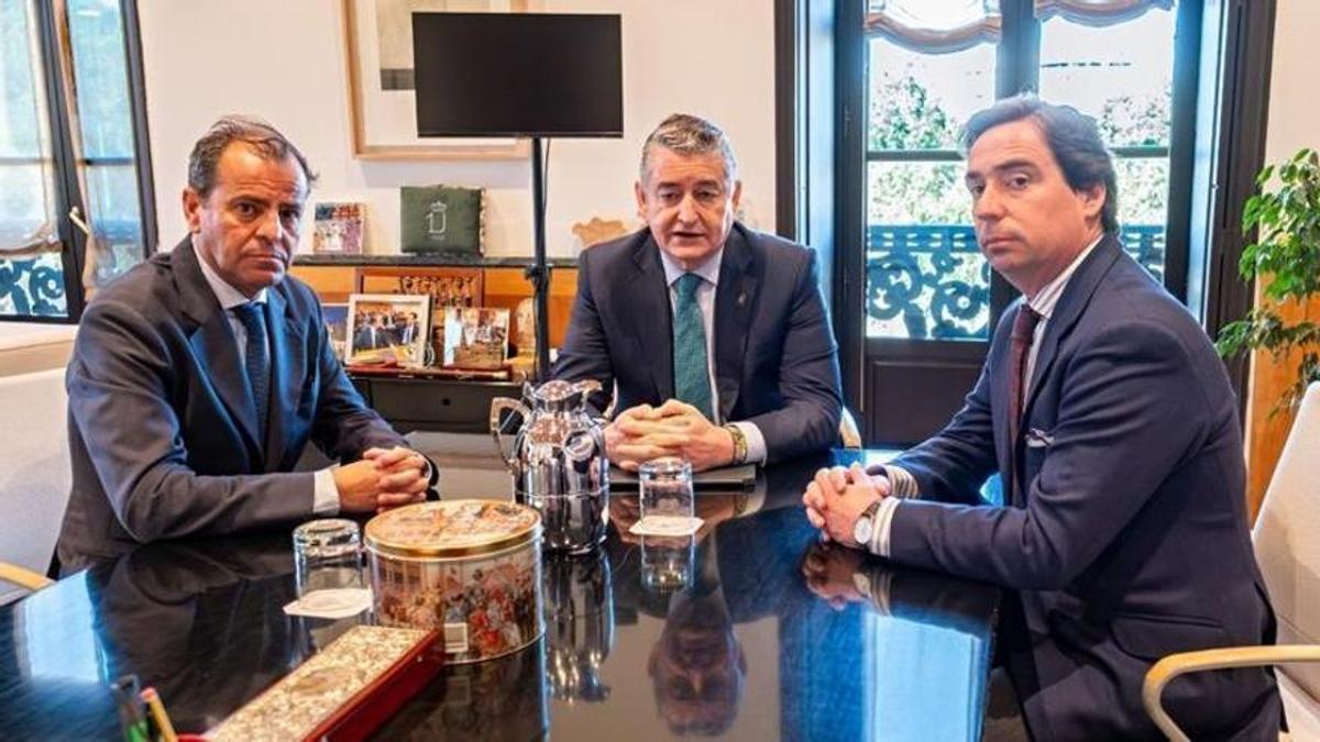 El consejero de Sanidad, Presidencia y Emergencias, Antonio Sanz; el director general de Lances de Futuro, José María Garzón, y el director general de la RTVA, Juande Mellado, en el cierre del acuerdo para retransmitir la corrida Picassiana de Málaga