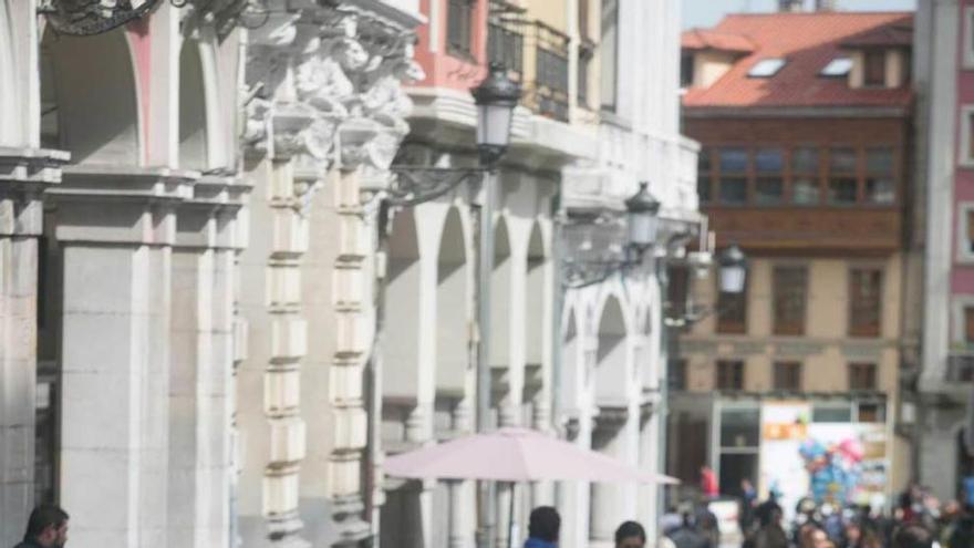 Ambiente de terrazas en la calle San Francisco.