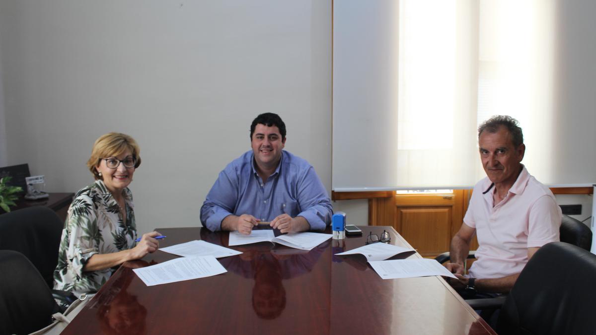 Firma del convenio entre el Ayuntamiento, la Caixa Rural Sant Josep y la Sociedad Cultural, Deportiva y Recreativa San José (Scude).