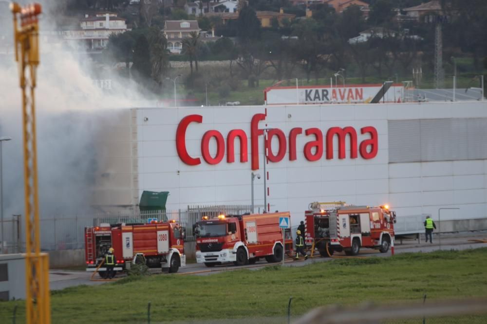 Los bomberos actúan en la zona trasera de la tienda de muebles.