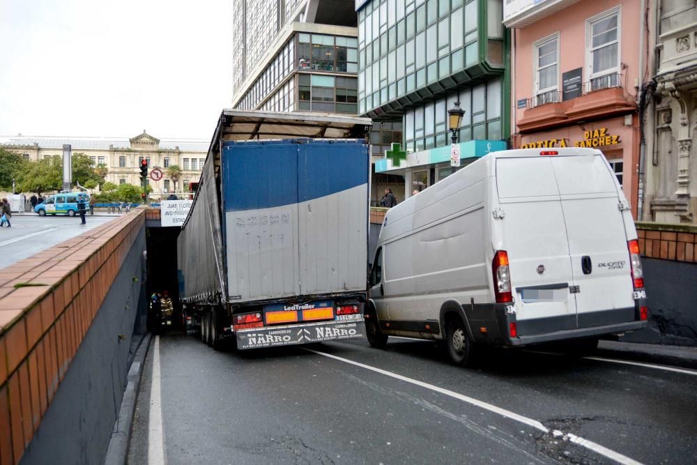 El conductor no se percató de las señales que advierten de las dimensiones del túnel y descendió la rampa.