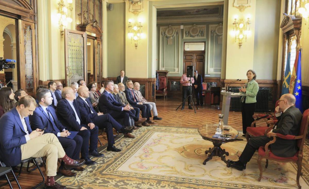 Pumares, en la Junta, luciendo sus calcetines de copas de vino.