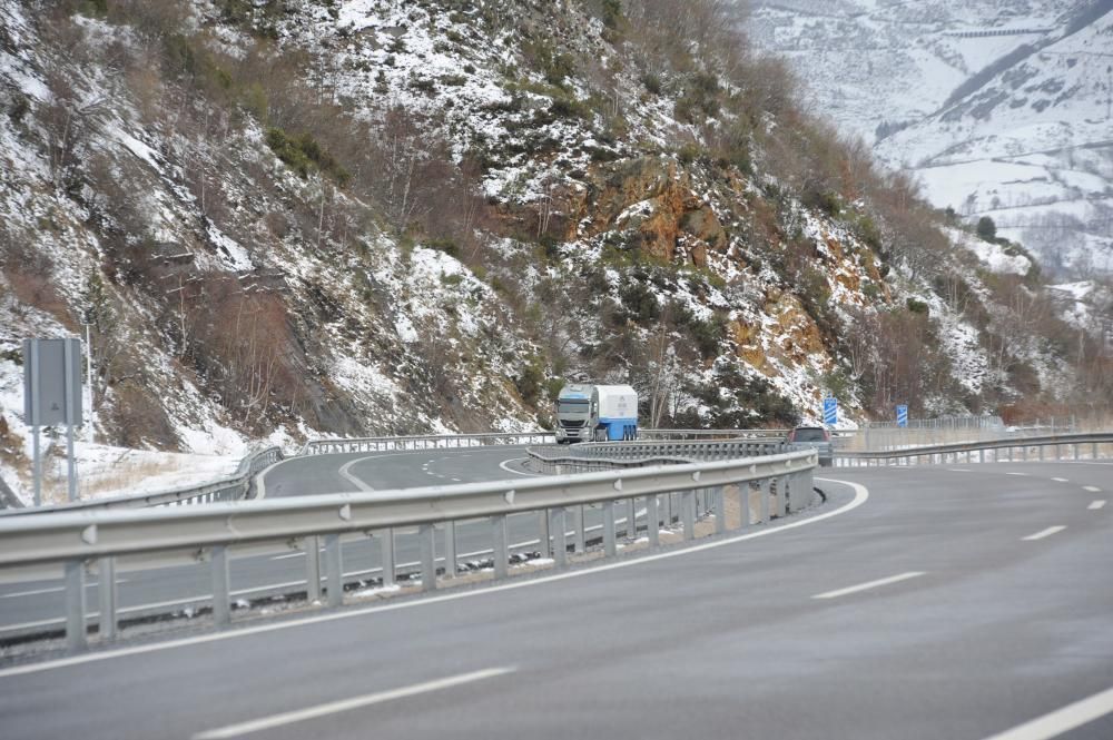 La nieve provoca restricciones en el Huerna y cadenas en 13 puertos