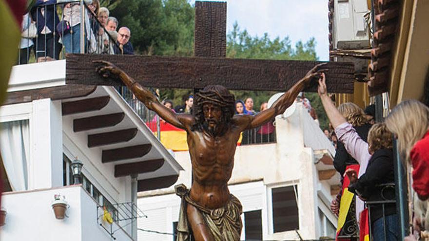 La procesión de la Santa Cruz, por la parte antigua del barrio es una de las más espectaculares por la dificultad a la hora de portar el trono