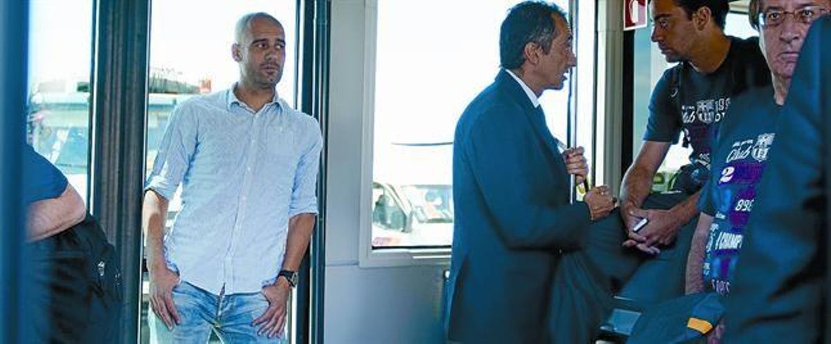 Guardiola mira de reüll el seu amic Estiarte i Xavi, ahir a l’arribar a Madrid hores abans d’afrontar la final.