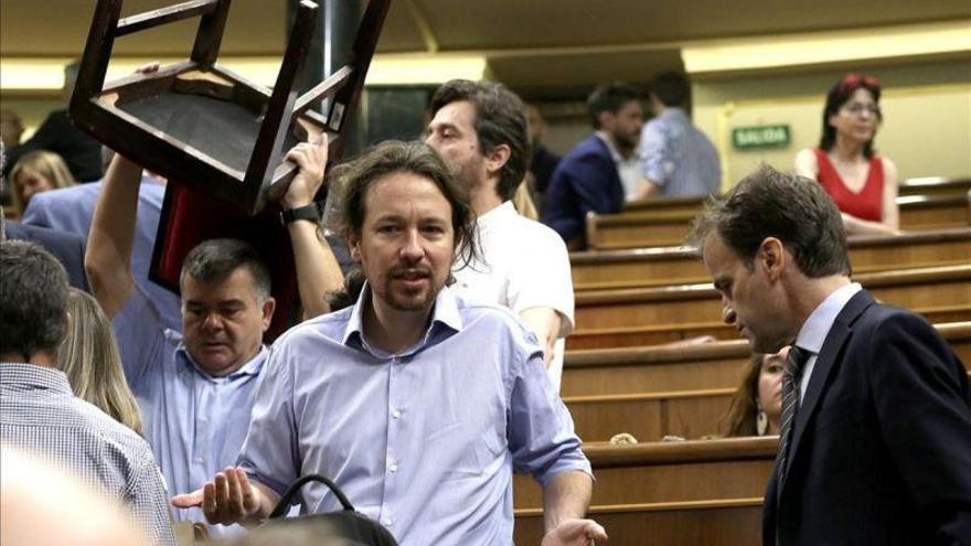 Podemos se abstiene en la investidura de Sánchez