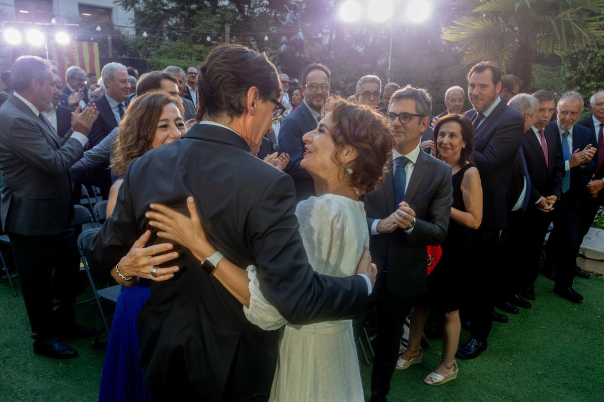 El presidente de la Generalitat, Salvador Illa, abraza a la vicepresidenta primera y ministra de Hacienda, María Jesús Montero y la presidenta del Congreso, Francina Armengol, durante la celebración de la Diada Nacional de Cataluña, en los jardines de la Delegación del Govern de la Generalitat de Cataluña, a 17 de septiembre de 2025, en Madrid (España). Illa ha presidido el acto de celebración de la Diada con la presencia de miembros de su Govern y celebrando los 40 años de la Delegación del Govern en Madrid desde su creación en 1984. Esta celebración será la última en el edificio de la calle Alcalá 44 ya que la sede de la delegación cambiará de localización 17 SEPTIEMBRE 2025;ILLA;DIADA;PRESIDENT;DELEGACIÓN DEL GOVERN;GENERALITAT; Ricardo Rubio / Europa Press 17/09/2025. FÉLIX BOLAÑOS;FRANCINA ARMENGOL;MARÍA JESÚS MONTERO;SALVADOR ILLA;Ricardo Rubio;category_code_new