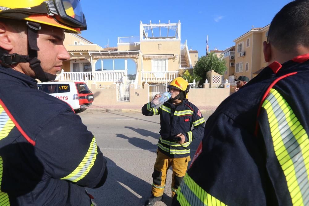 Rescatadas cuatro personas con vida tras el derrumbe de un bungaló en Orihuela Costa