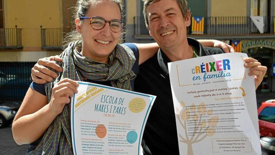 Els regidors Mònica Garcia i Eloi Escútia presentant les activitats del nou curs escolar a Berga, ahir