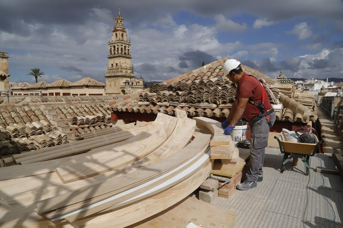 Comienza la instalación de la cúpula de madera de la capilla de la Anunciación de la Mezquita-Catedral
