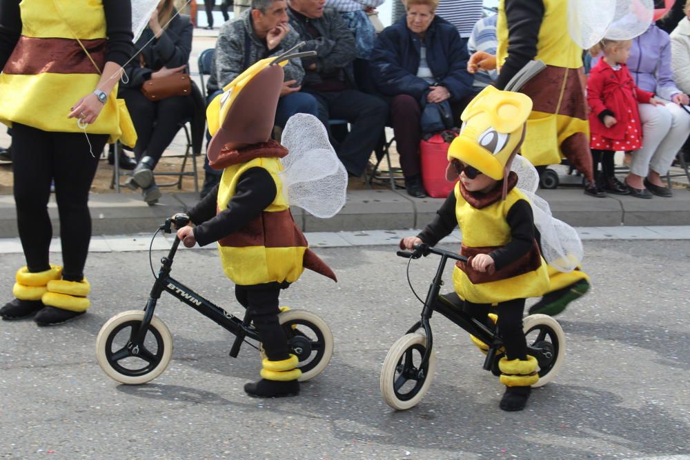 Roses viu un carnaval pletòric de gent i bon temps