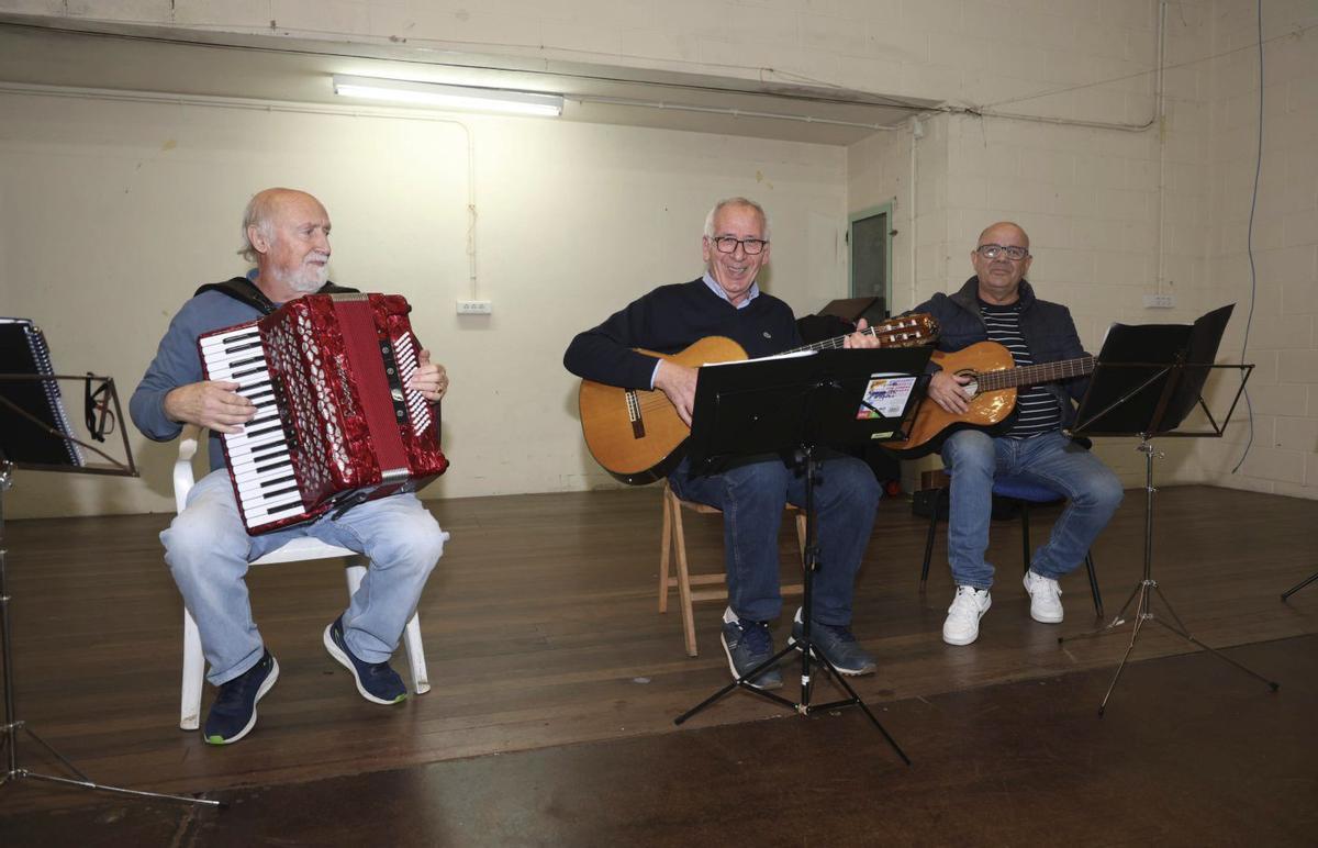 Músicos de O Castro, durante un ensayo en la sede de la asociación. | NOÉ PARGA