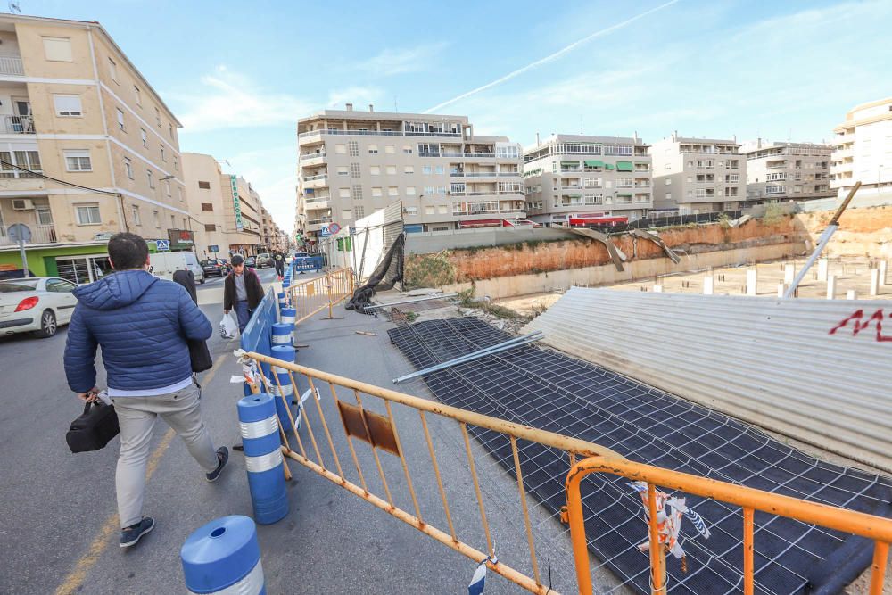 El Ayuntamiento asumirá el coste del vallado del solar de la obra del centro comercial abandonado desde hace una década en la avenida de las Habaneras, junto a la estación de autobuses.