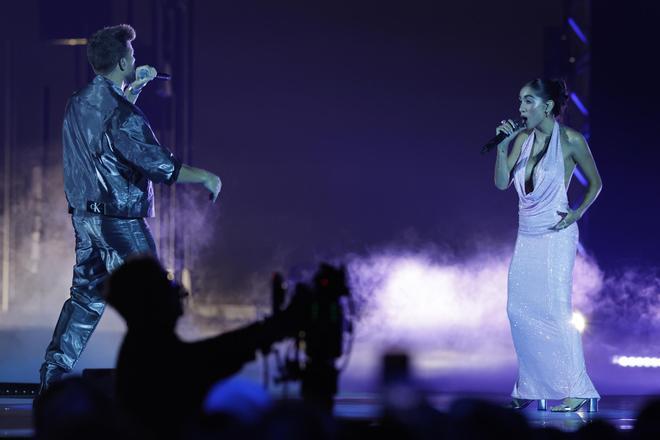 Pablo Alborán y María Becerra, durante su actuación en los Grammy.