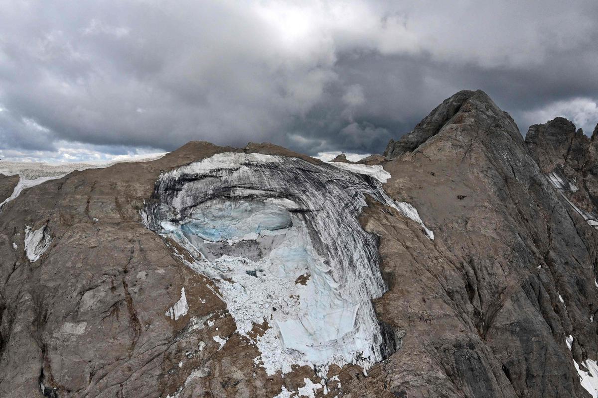 Imagen tomada el 5 de julio del 2022, desde un helicóptero de rescate. En ella se aprecia el glaciar de Punta Rocca, que se derrumbó cerca de Canazei, en la montaña de Marmolada, dos días después de que se detectara en la cima del glaciar una temperatura récord de 10 grados centígrados.