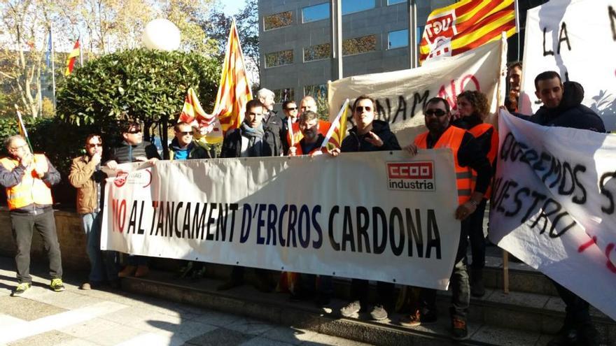 Treballadors d&#039;Ercros, acompanyats de l&#039;alcalde de Cardona, amb pancartes davant la seu de la companyia