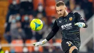 Cillessen se lesiona y deja el partido contra el Sevilla