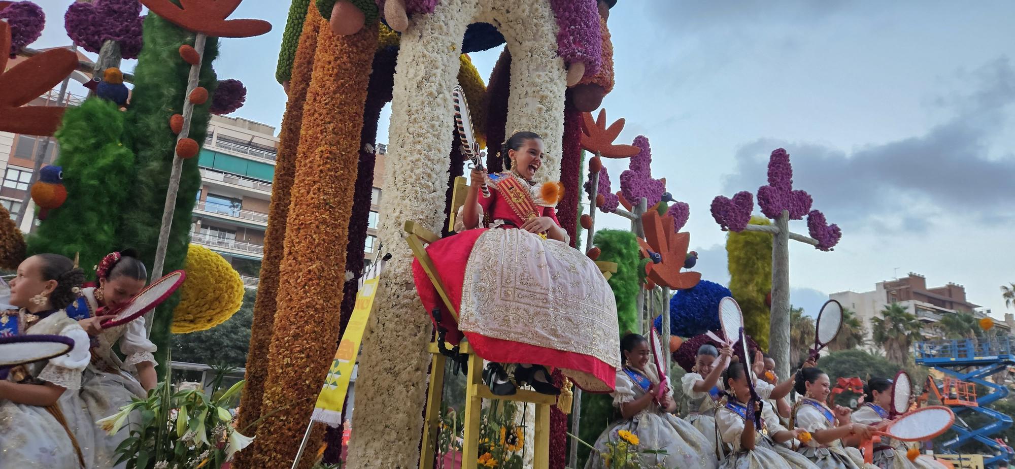 La Batalla de Flores reúne a las falleras de 2022 y 2023