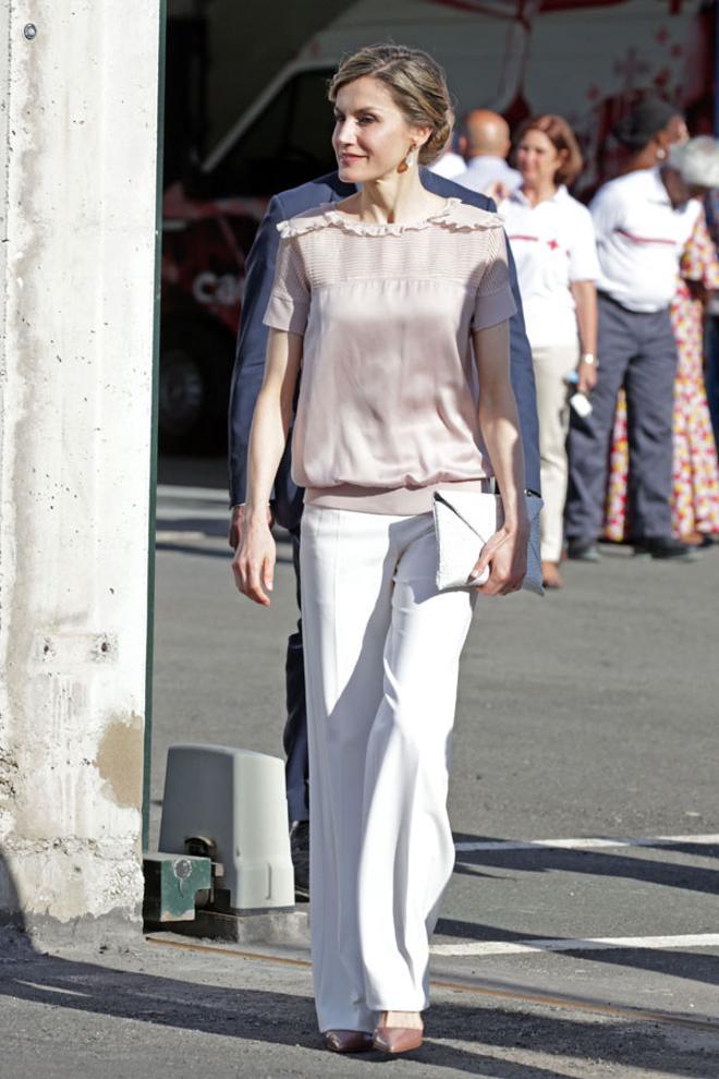 El look de Letizia Ortiz en Gran Canaria con pantalón y blusa