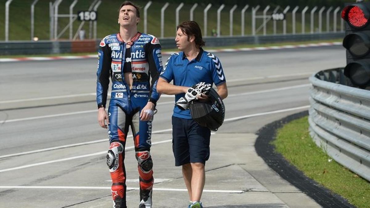 El piloto de Ducati Loris Baz, tras la caída producida en el test de Sepang