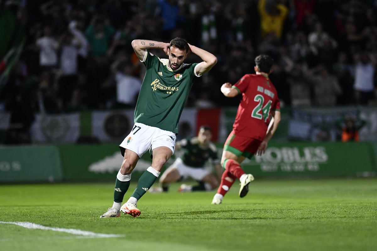 Fran Viñuela se lamenta en el derbi justo antes de producirse la jugada de su lesión.