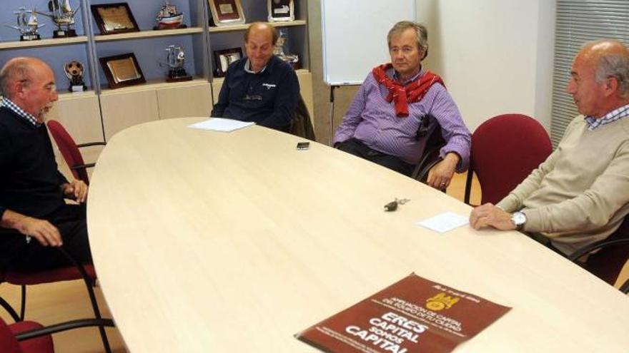 José Dopico, Mauricio Rodríguez, Luis Durán y José Manuel Fernández, durante la reunión de ayer del consejo en Pasarón. // Rafa Vázquez