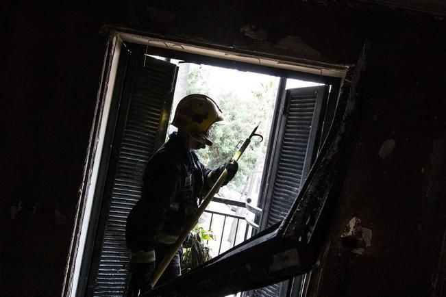 Una vela incendia un piso en el casco de Santa Brígida