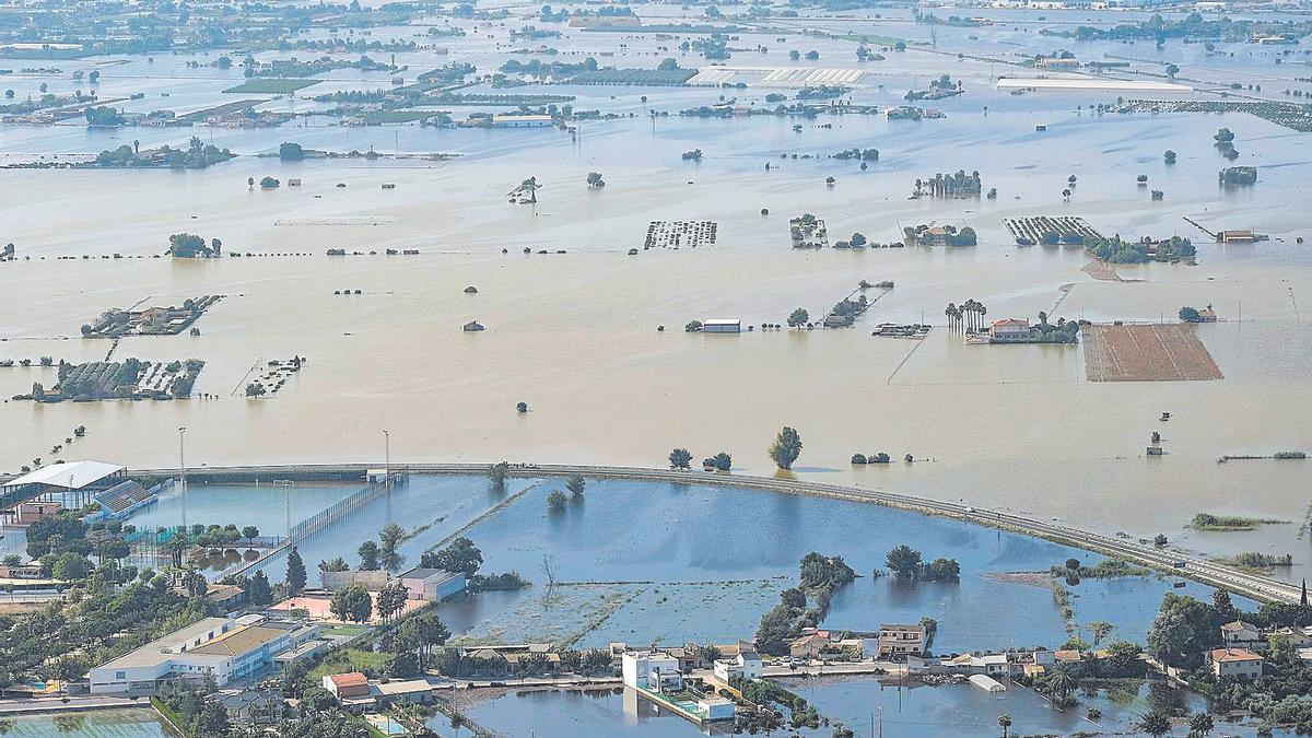 Vista aérea de la Vega Baja anegada por las aguas tras la DANA de septiembre de 2019, que se analiza en la revista «Canelobre».