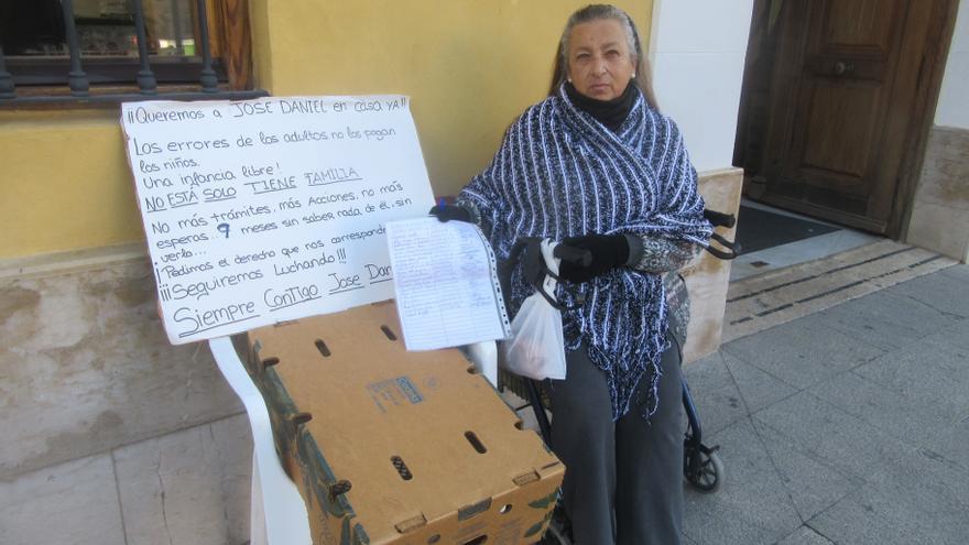 La ‘abuela coraje’ de Burjassot cumple un año a la espera de la custodia de su nieto
