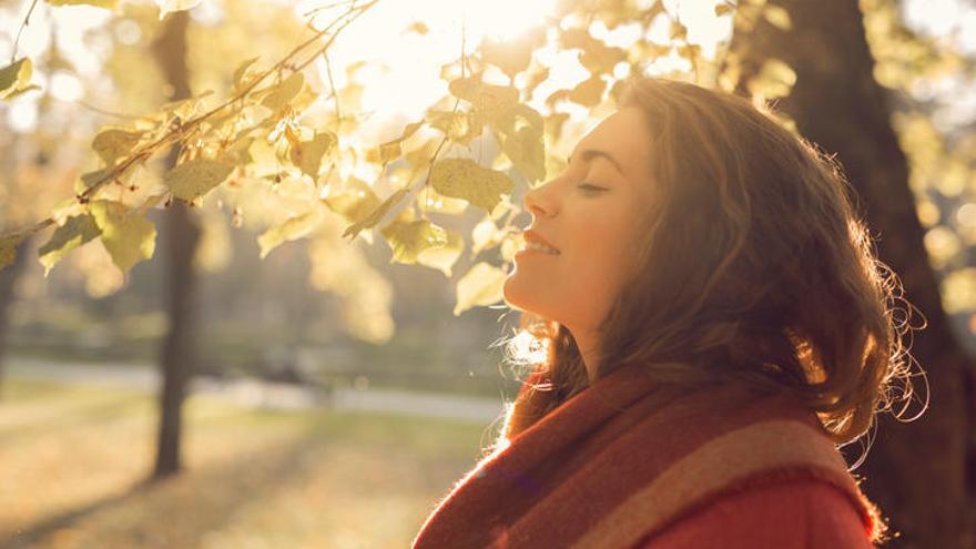 Mujer feliz en otoño.